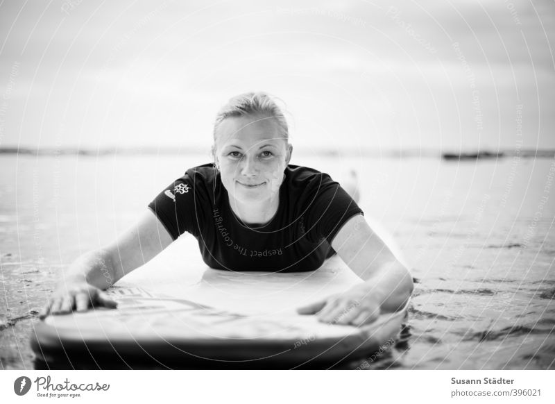 SUPtime Freizeit & Hobby Sommer Sonne Meer Wellen Fitness Sport-Training Wassersport Mensch feminin Junge Frau Jugendliche Körper Kopf 1 T-Shirt Lächeln liegen