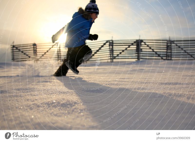 Kind läuft im Schnee Außenaufnahme reizvoll emotional saisonbedingt Schneeflocke Feiertag Aktion Bekleidung Wetter Natur Winter Ferien & Urlaub & Reisen Spielen