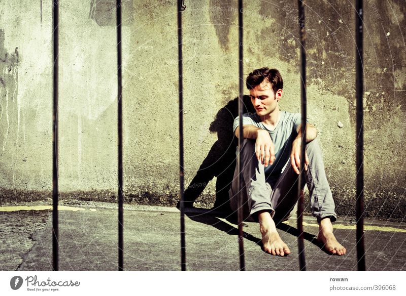 NCH | hinter gitter Mensch maskulin Junger Mann Jugendliche Erwachsene 1 Mauer Wand bedrohlich dunkel gruselig kalt kaputt trist Einsamkeit Angst Verzweiflung