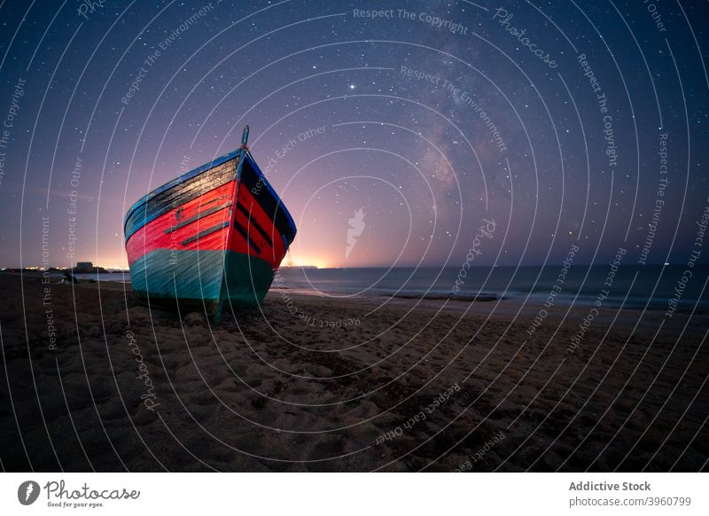 Holzboot am Strand bei Nacht Boot Stern Himmel sternenklar Galaxie hölzern Gefäße MEER Cadiz Spanien Andalusien Sand Wasser Gelassenheit Dämmerung Abend