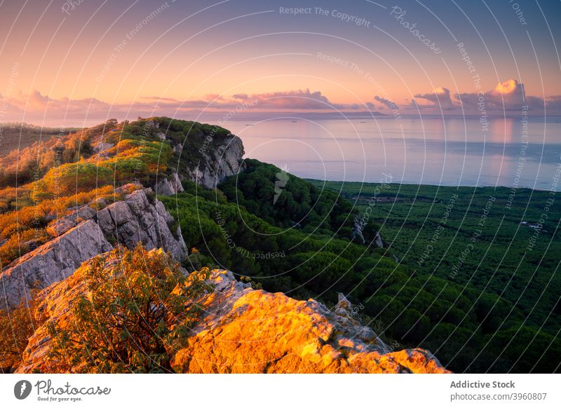 Malerische Felsenlandschaft und Meer bei Sonnenuntergang Landschaft MEER Hochland felsig erstaunlich Wald Meereslandschaft Cadiz Andalusien Spanien Windstille