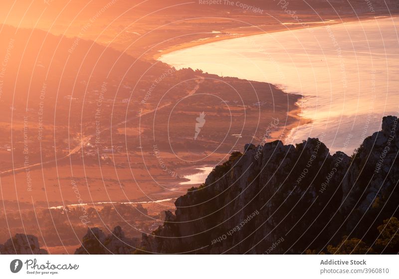 Blick auf den Sonnenuntergang über dem Meer MEER Meereslandschaft Himmel lebhaft Sommer Strand Ufer Landschaft Cadiz Andalusien Spanien Windstille Natur