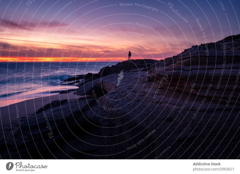 Anonymer Reisender genießt den Sonnenuntergang über dem Meer MEER bewundern atemberaubend Silhouette pulsierend Felsen Strand Cadiz Andalusien Spanien Ufer
