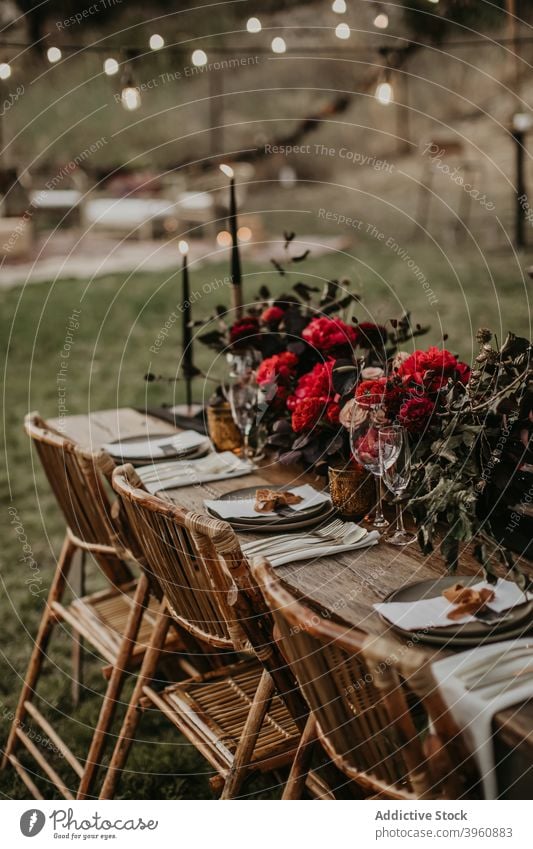 Servierter Tisch für Bankett im Garten Festessen Tabelleneinstellung Hochzeit Veranstaltung Geschirr feiern Festakt Blume Sommer rustikal Boho dienen Feiertag