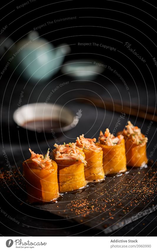 Leckeres Sushi auf Schiefertafel rollen Holzplatte appetitlich Meeresfrüchte Asiatische Küche Orientalisch Fisch Sojasauce Saucen Schalen & Schüsseln lecker