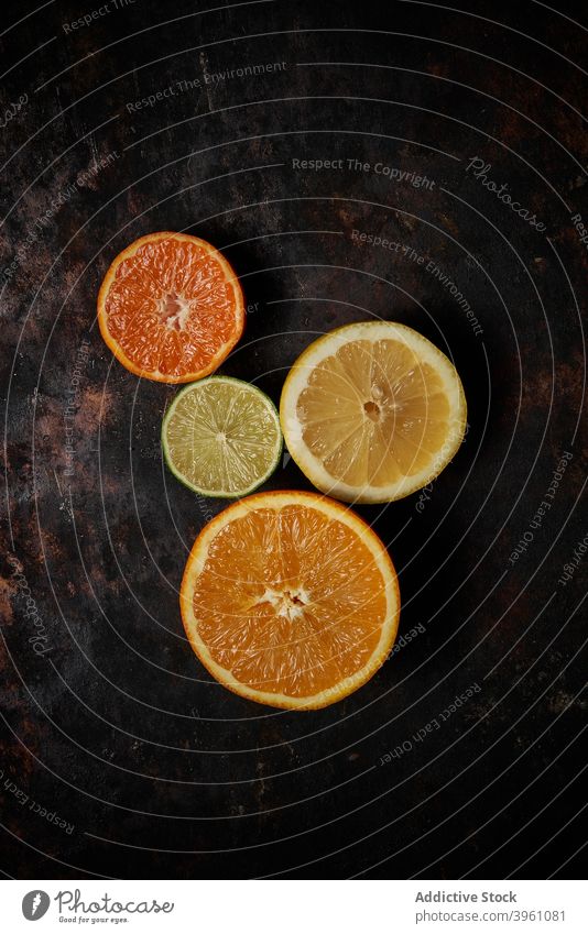 Draufsicht auf Orangen, Mandarinen und Zitrone Frucht Kalk Lebensmittel Zitrusfrüchte orange Gesundheit vereinzelt Saft grün frisch saftig Vitamin organisch