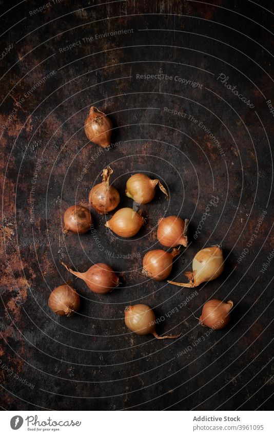 Zwiebeln auf dunklem rustikalem Holzhintergrund Lebensmittel Veganer Zusammensetzung Essen zubereiten Sammlung lecker Menschengruppe Gesundheit Bestandteil