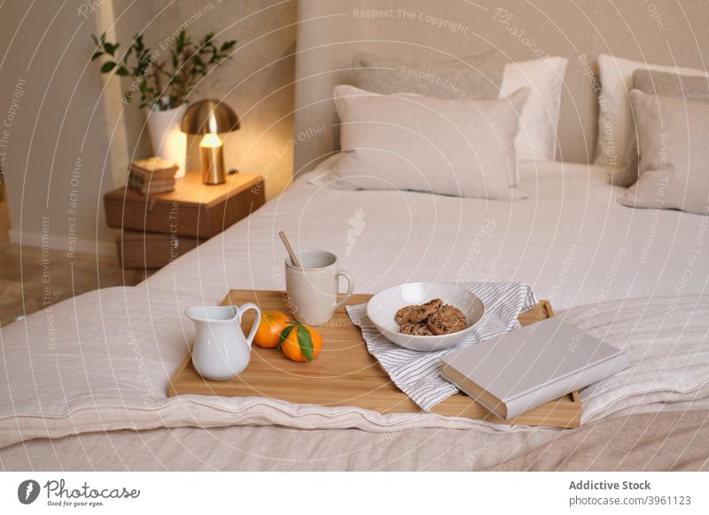 Frühstück am Bett im gemütlichen Schlafzimmer Lebensmittel Tablett trinken Morgen Komfort heimwärts Buch Appartement hölzern modern Kaffee Getränk Decke Roman