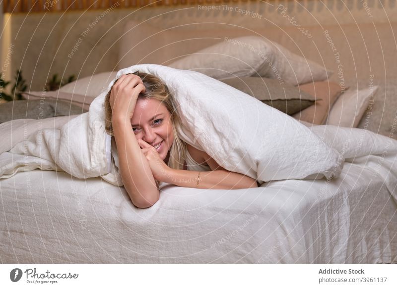 Zufriedene Frau entspannt auf dem Bett zu Hause Kälte Schlafzimmer Wochenende ruhen heiter weich Komfort Bettdecke Decke Lügen heimwärts sich[Akk] entspannen
