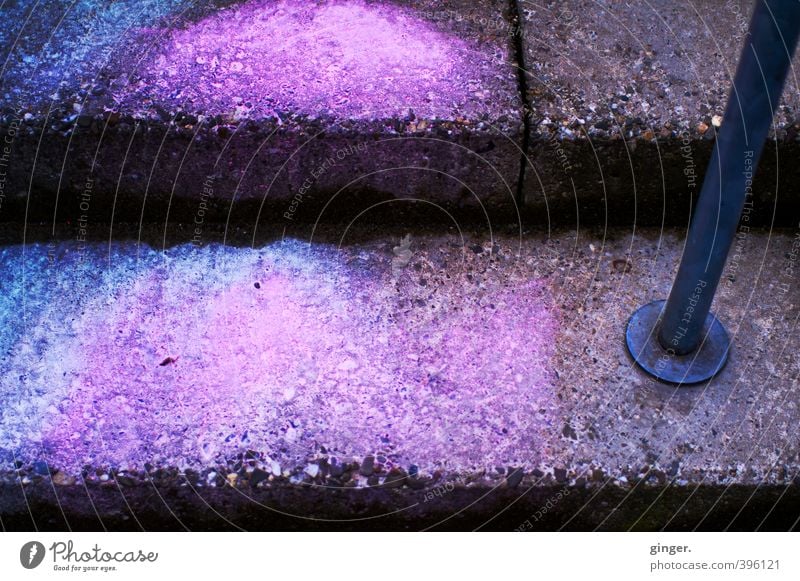 Köln UT | Ehrenfeld II | Urbane Farbgebung Umwelt blau grau rosa Treppe Treppengeländer Pfosten Beton Stahl Farbstoff Farbenspiel Schmiererei Fleck Vandalismus