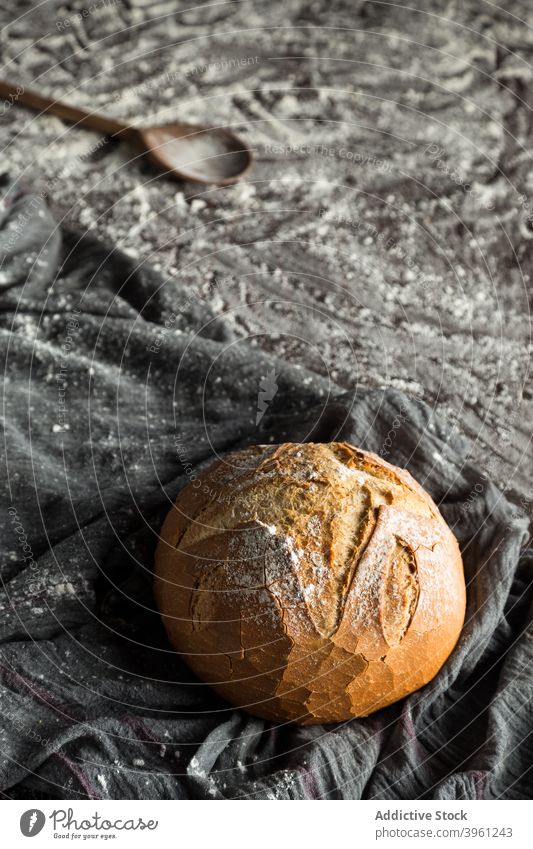 Leckeres handwerklich hergestelltes rundes Brot Brotlaib gebacken Knusprig Lebensmittel frisch Bäckerei ganz Mehl Kruste lecker Ernährung Tradition Mahlzeit