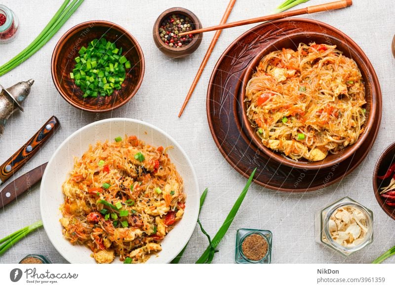 Funchoza-Gericht der asiatischen Küche funchoza Nudel Chinesisch Fleisch Lebensmittel Chinesische Funchoza Spätzle Glasnudel Essstäbchen Abendessen