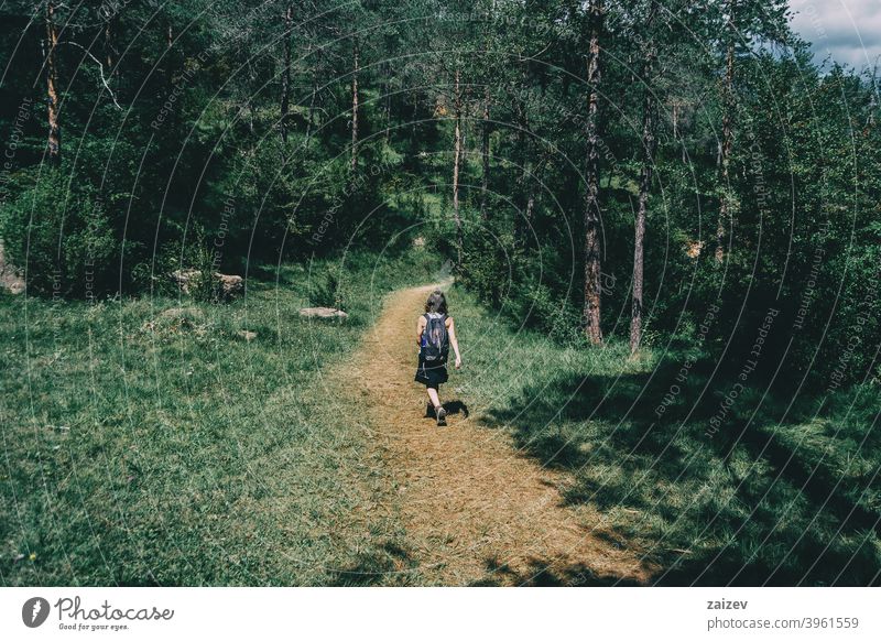 Frau, die einen kleinen Pfad entlang geht Spanien im Freien Textfreiraum Farbe Menschen eine Person Berge u. Gebirge Freiheit reisen Lifestyle Natur Gesundheit