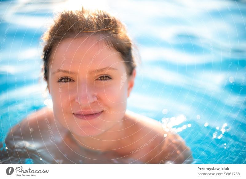 Junge Frau Porträt im Schwimmbad. Mode offen Spa Wasser Blick Person Mädchen authentisch Auge Sommer Gesicht Sonne Bikini Kaukasier schön Lifestyle Gesundheit