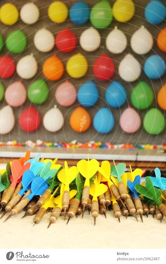 Schießbude mit bunten Luftballons und Wurfpfeilen auf einer Kirmes Spaß Jahrmarkt Schausteller Fahrgeschäfte Feste & Feiern Kindheit Vergnügen mehrfarbig