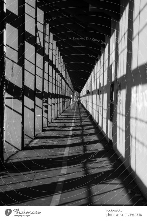 Licht und Schattenwirkung auf der Geraden Säule Fahrradweg Wege & Pfade lang Linie Symmetrie Begrenzung Strukturen & Formen Architektur Berlin Schattenspiel