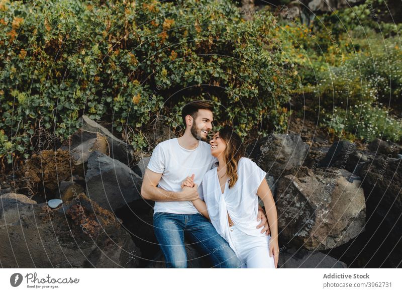 Glückliches Paar genießt den Sommerurlaub an der felsigen Küste romantisch Liebe Umarmen Zuneigung Zusammensein Natur genießen jung Teneriffa Insel
