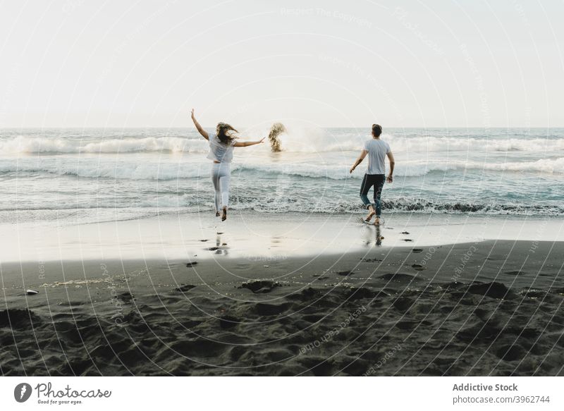Glückliches Paar läuft auf winkendes Meer zu MEER laufen romantisch Zusammensein sorgenfrei Strand Liebe Küste Freiheit frisch jung Teneriffa Insel