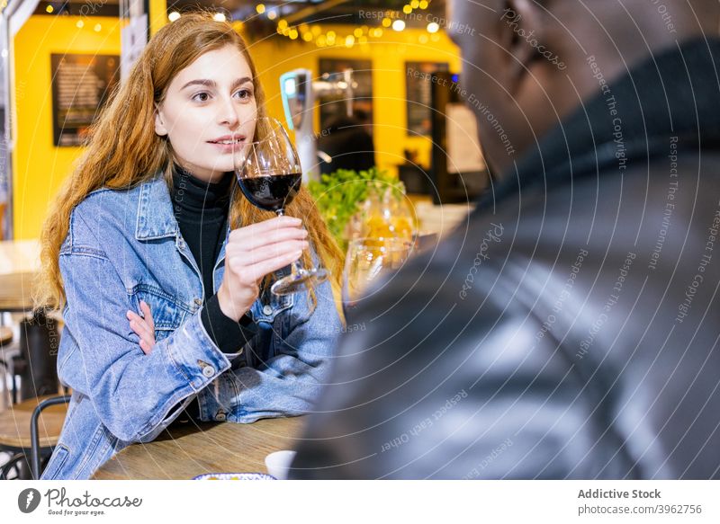 Multiethnisches Paar trinkt Wein im Cafe trinken Termin & Datum Café Liebe Alkohol romantisch Partnerschaft Zusammensein multiethnisch rassenübergreifend