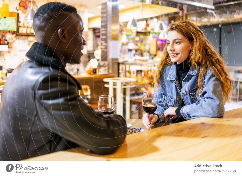 Multiethnisches Paar trinkt Wein im Cafe trinken Termin & Datum Café Liebe Alkohol romantisch Partnerschaft Zusammensein multiethnisch rassenübergreifend
