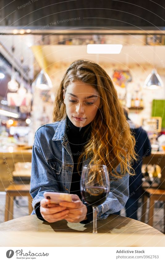 Frau beim Surfen auf dem Smartphone im Café sich[Akk] entspannen Gespräch Kantine Kommunizieren Wochenende Inhalt Mobile Anruf Tisch Telefon sitzen Gerät