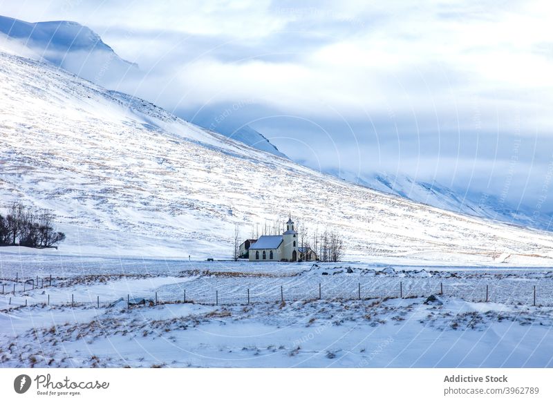 Kirche in den Bergen im Winter Berge u. Gebirge Hochland Landschaft Gebäude einsam Schnee Tal Island malerisch sonnig Frost Ambitus Natur Saison Felsen kalt