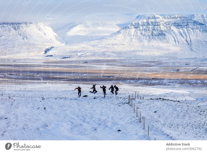 Menschen, die Spaß in verschneiten bergigen Tal Reisender Menschengruppe Berge u. Gebirge Winter springen Freiheit sorgenfrei Spaß haben Fernweh Schnee Island