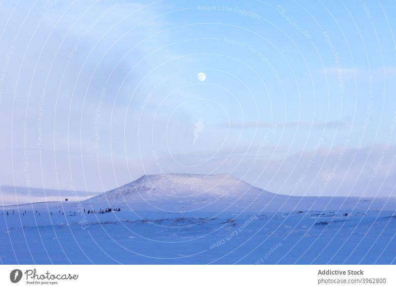 Verschneiter Berg im Winter bei Sonnenuntergang Berge u. Gebirge Landschaft Schnee Himmel Mond spektakulär weiß Island blau Dämmerung Abenddämmerung