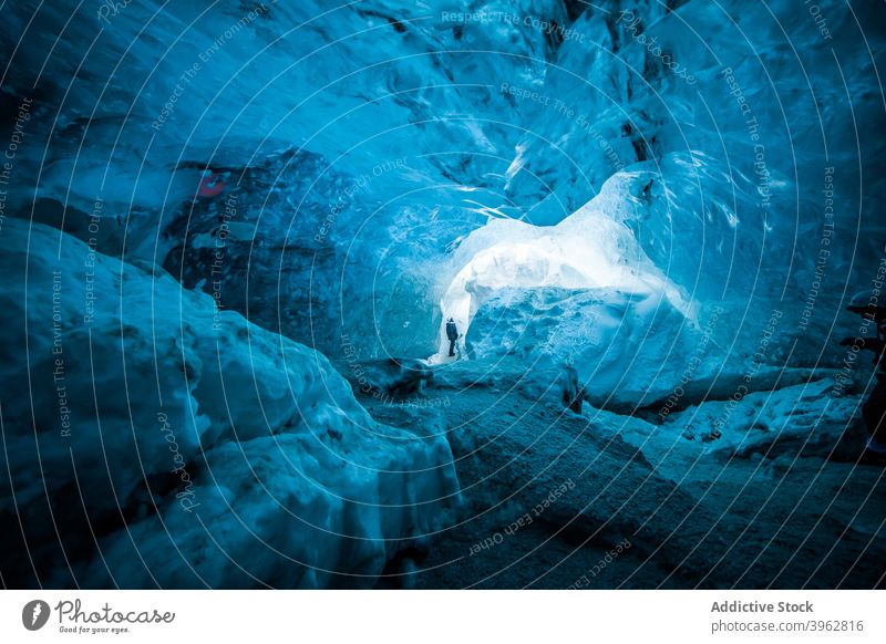 Forscher in Eishöhle im Winter Höhle Reisender erkunden gefroren kalt Urlaub Abenteuer Landschaft Island Frost Natur Norden Tourist Klima Felsen frieren Fernweh