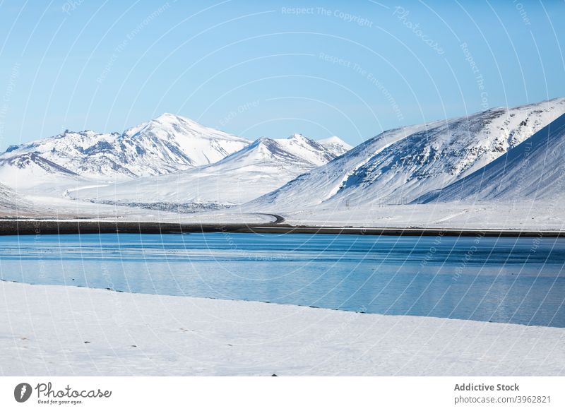 See in bergigem Gelände im Winter Berge u. Gebirge Landschaft Teich Hochland Himmel blau Schnee weiß Island majestätisch malerisch Saison Windstille ruhig