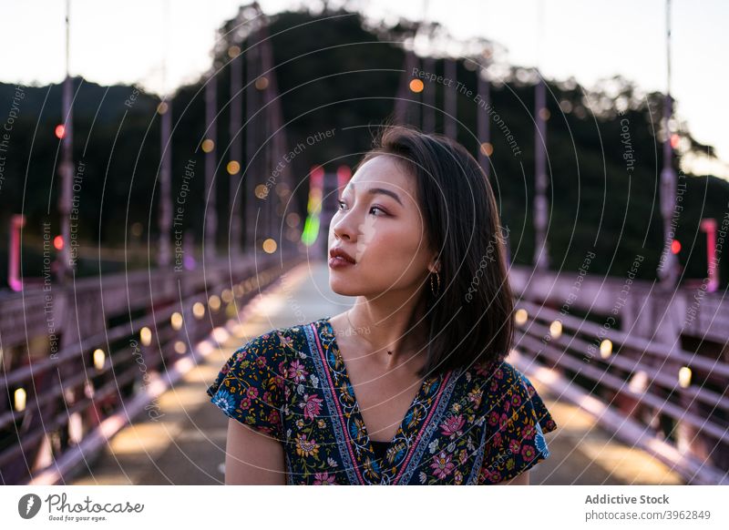 Sorglose ethnische Frau auf Brücke am Abend Sommer Urlaub Suspension sorgenfrei genießen Dämmerung Steg asiatisch Taiwan Freude Glück sich[Akk] entspannen