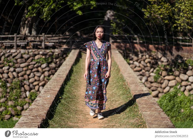 Frau stehend auf Brücke im Wald Sommer Urlaub sorgenfrei sich[Akk] entspannen Baustein gealtert Erbe daping rote Brücke Taiwan reisen Ausflug ruhen Tourist