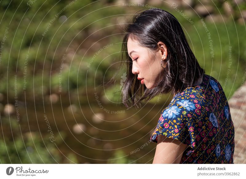 Asiatische Frau in der Natur im Sommer Windstille ruhig sonnig sich[Akk] entspannen natürlich Vorschein Schönheit asiatisch ethnisch Taiwan friedlich tagsüber