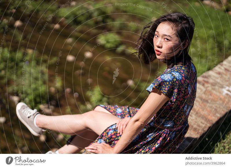 Ethnische Frau sitzt auf Brücke im Sommer Wald Urlaub gealtert Wahrzeichen ethnisch asiatisch daping rote Brücke Taiwan sich[Akk] entspannen Baustein Erbe