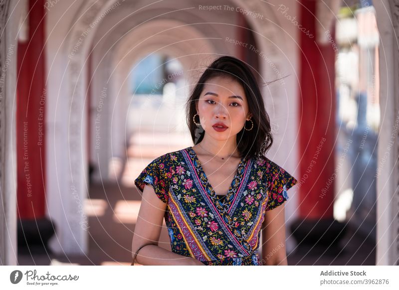 Fröhliche ethnische Frau in gewölbtem Durchgang stehend Tourist Sightseeing Brücke Bogen Torbogen Lächeln Reisender Wahrzeichen asiatisch Cikang-Überführung
