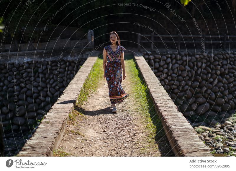 Frau stehend auf Brücke im Wald Sommer Urlaub sorgenfrei sich[Akk] entspannen Baustein gealtert Erbe daping rote Brücke Taiwan reisen Ausflug ruhen Tourist