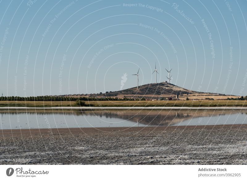 Windmühlen auf einem Hügel in der Wüste alternativ Energie nachhaltig Entwicklung Erneuerung Landschaft wüst Fluss Ressource modern wolkenlos Himmel Natur