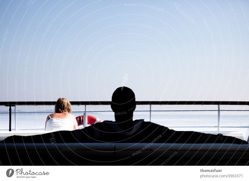 Mann und Frau auf einer Fähre, Schiff Stalking Ehekonflikt Meer lässig Macho Machogehabe anbaggern selbstgefällig Beziehung maskulin entspannt Dominanz
