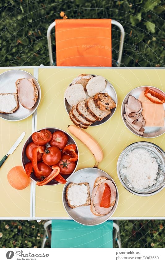 Frühstück in den Sommerferien auf dem Campingplatz zubereitet authentisch wirklich Banane gekochtes Fleisch langsames Leben Tischdecken im Freien