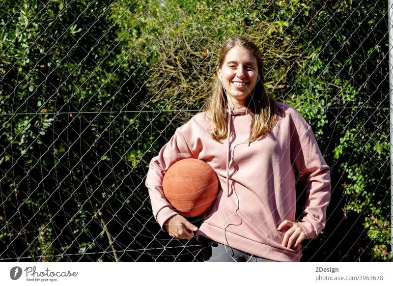 junge langhaarige Frau hält einen Basketball Sport Person Fitness Training Athlet Ball Beteiligung Mädchen Spieler Übung Gesundheit Lifestyle passen Körper