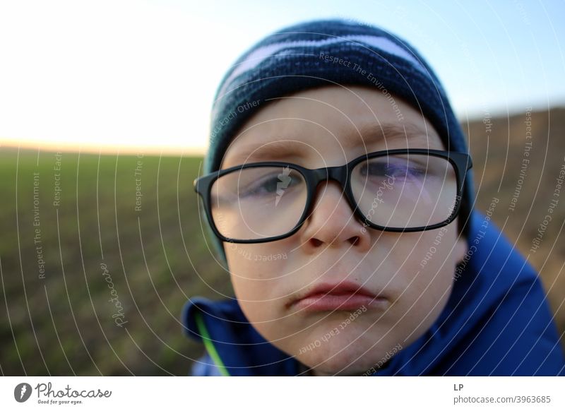 Gesicht eines aufgeregten Kindes mit Brille Kindheit Einfühlungsvermögen Herausforderung Bedarf Vernachlässigung Umgang mit sozialer Distanzierung Bewältigung