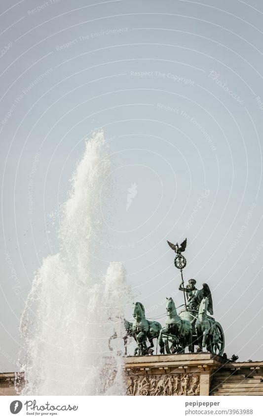 Brandenburger Tor mit Wasserfontäne im Vordergrund Berlin Architektur Hauptstadt Quadriga Wahrzeichen Sehenswürdigkeit Außenaufnahme Bauwerk Stadtzentrum