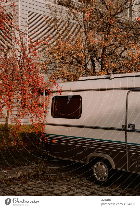 Wohnwagen in Herbstlandschaft Straßenfotografie Stillleben Design Kunst Hintergrund Objektfotografie farbenfroh Strukturen & Formen geometrisch graphisch