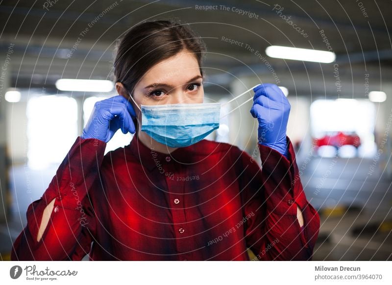 Frau setzt Maske auf Erwachsener attraktiv Bakterien blau Pflege Kaukasier ansteckend Korona Coronavirus covid-19 Gefahr Krankheit Seuche Gerät Gesicht Grippe
