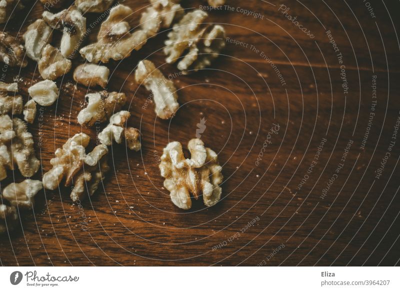 Walnüsse auf Holz Nüsse Lebensmittel gesund Snack Walnuss rustikal geschält ohne Schale