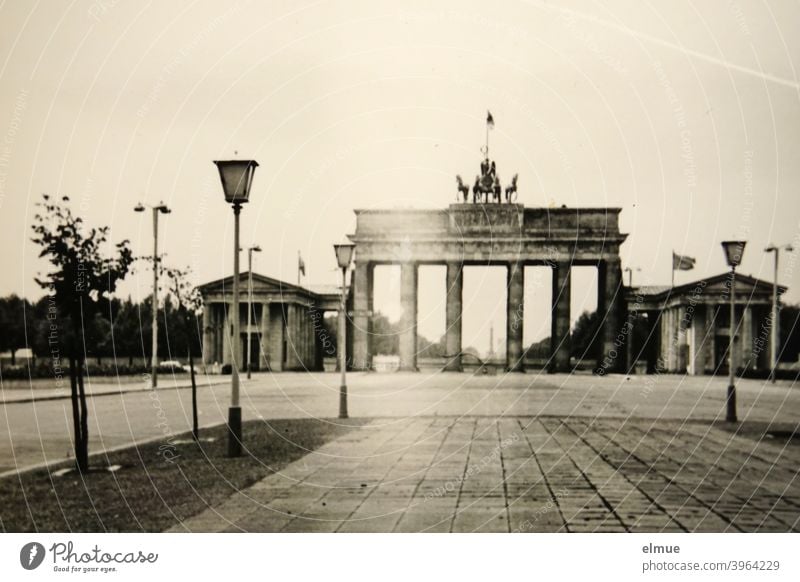 Schwarz-Weiß-Bild vom Brandenburger Tor in Berlin aus den 1970er Jahren / analoge Fotografie Ostseite Triumphtor frühklassizistisch Pariser Platz Papierbild