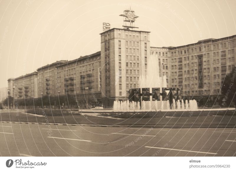Schwarz-Weiß-Bild vom Strausberger Platz in Berlin aus den 1970er Jahren / analoge Fotografie Friedrichshain Schwebender Ring städtischer Platz Brunnen