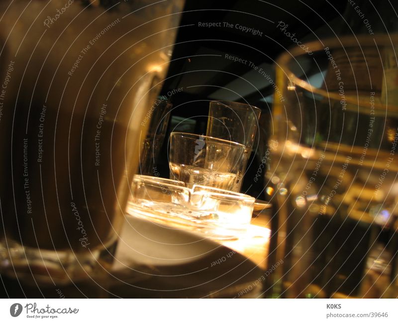 Gläser Café Aschenbecher Monochrom Licht diffus Alkohol Glas Kaffee Cappucino Coolness
