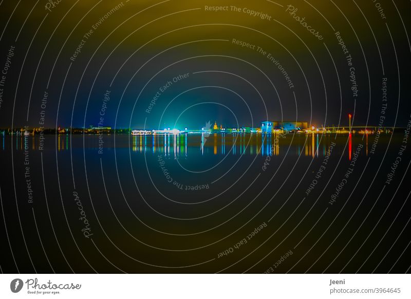 Farbig leuchtende Nachtaufnahme der Skyline von Stralsund mit Rügendamm Himmel dunkel Licht Strelasund Stadt Stadtzentrum Stadtzentrum & Innenstadt Altstadt