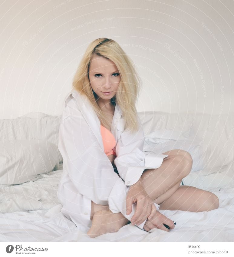 Löwin Wellness Erholung ruhig Bett Schlafzimmer Mensch feminin Junge Frau Jugendliche 1 18-30 Jahre Erwachsene Hemd blond schön Erotik Gefühle Stimmung Begierde